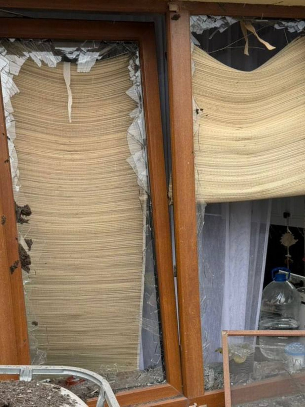 У Нікополі побито два кафе, будинки, у районі є поранений, понівечено ліцей, підприємство, під обстрілами було і Криворіжжя У Нікополі побито два кафе, будинки, у районі є поранений, понівечено ліцей, підприємство, під обстрілами було і Криворіжжя