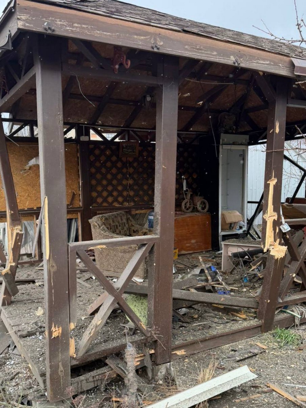 У Нікополі побито два кафе, будинки, у районі є поранений, понівечено ліцей, підприємство, під обстрілами було і Криворіжжя У Нікополі побито два кафе, будинки, у районі є поранений, понівечено ліцей, підприємство, під обстрілами було і Криворіжжя