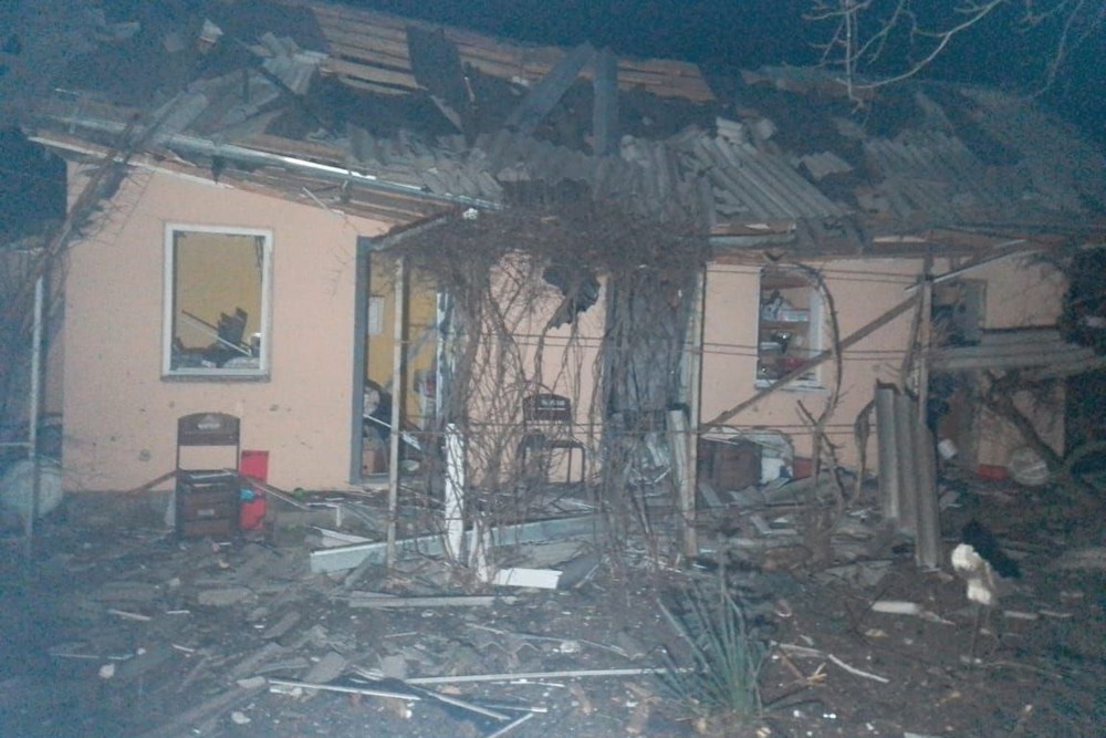 Ворог атакував Дніпропетровщину безпілотниками в ніч на 25 грудня: пошкоджено ліцей, виникли пожежі