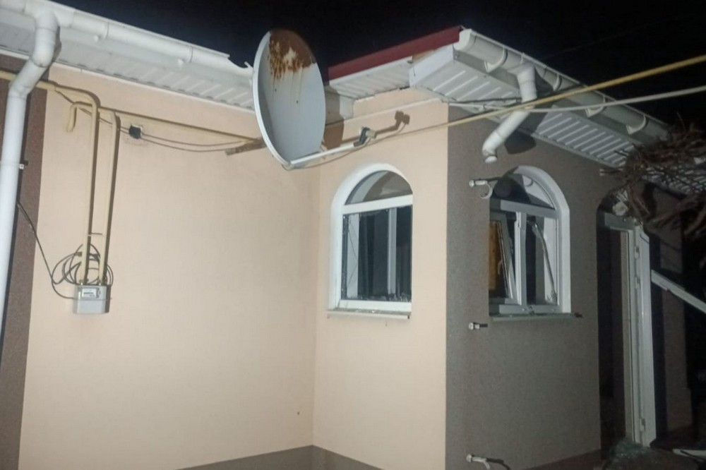 Ворог атакував Дніпропетровщину безпілотниками в ніч на 25 грудня: пошкоджено ліцей, виникли пожежі