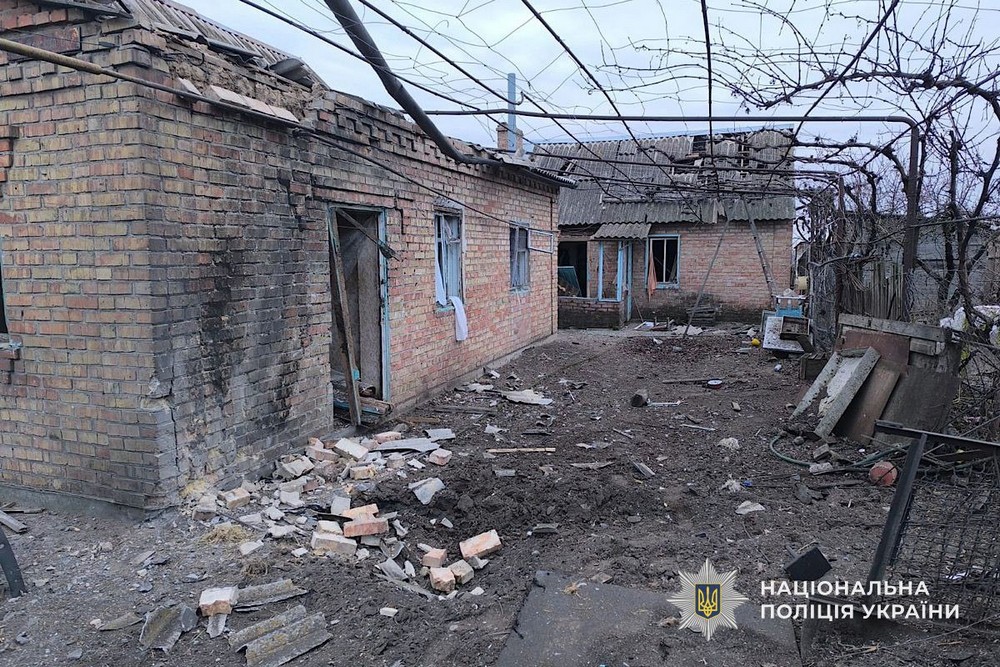 Півсотні ударів по Нікополю і району, є поранений, також атаковано Синельниківщину – поліція показала фото наслідків терору окупантів