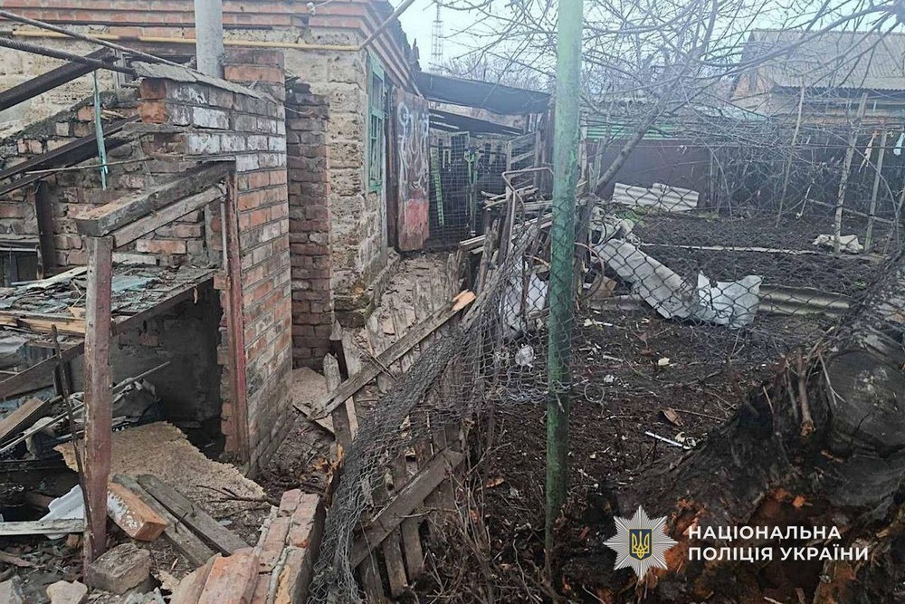 Півсотні ударів по Нікополю і району, є поранений, також атаковано Синельниківщину – поліція показала фото наслідків терору окупантів