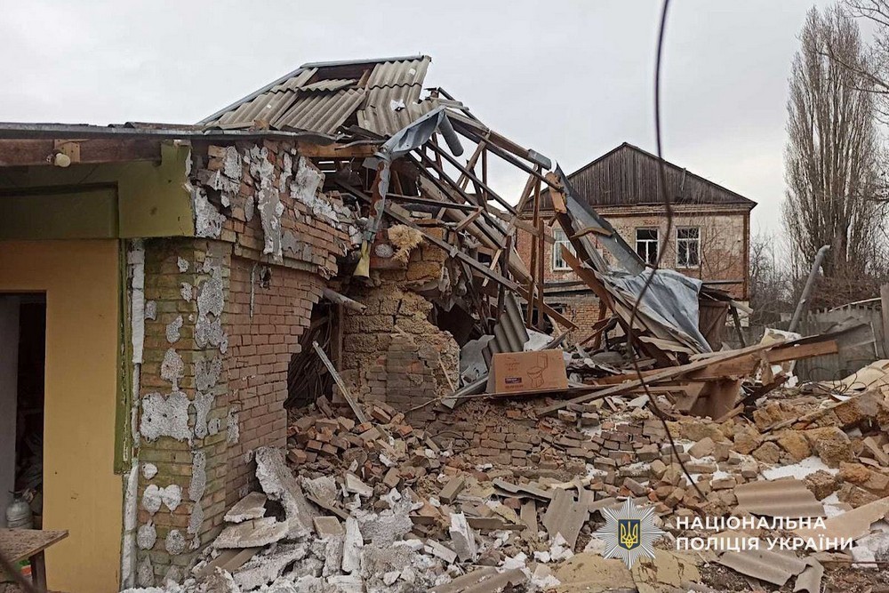 Півсотні ударів по Нікополю і району, є поранений, також атаковано Синельниківщину – поліція показала фото наслідків терору окупантів