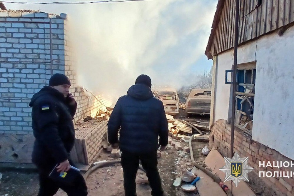 Півсотні ударів по Нікополю і району, є поранений, також атаковано Синельниківщину – поліція показала фото наслідків терору окупантів