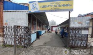 Пограбування на центральному ринку Покрова: 18-річний юнак вихопив телефон, а потім побив чоловіка