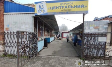 Пограбування на центральному ринку Покрова: 18-річний юнак вихопив телефон, а потім побив чоловіка