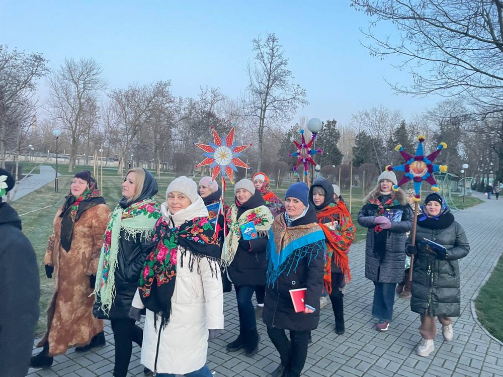 На Різдво у Покрові 25 грудня провели традиційну ходу з унікальними автентичними атрибутами (фото)