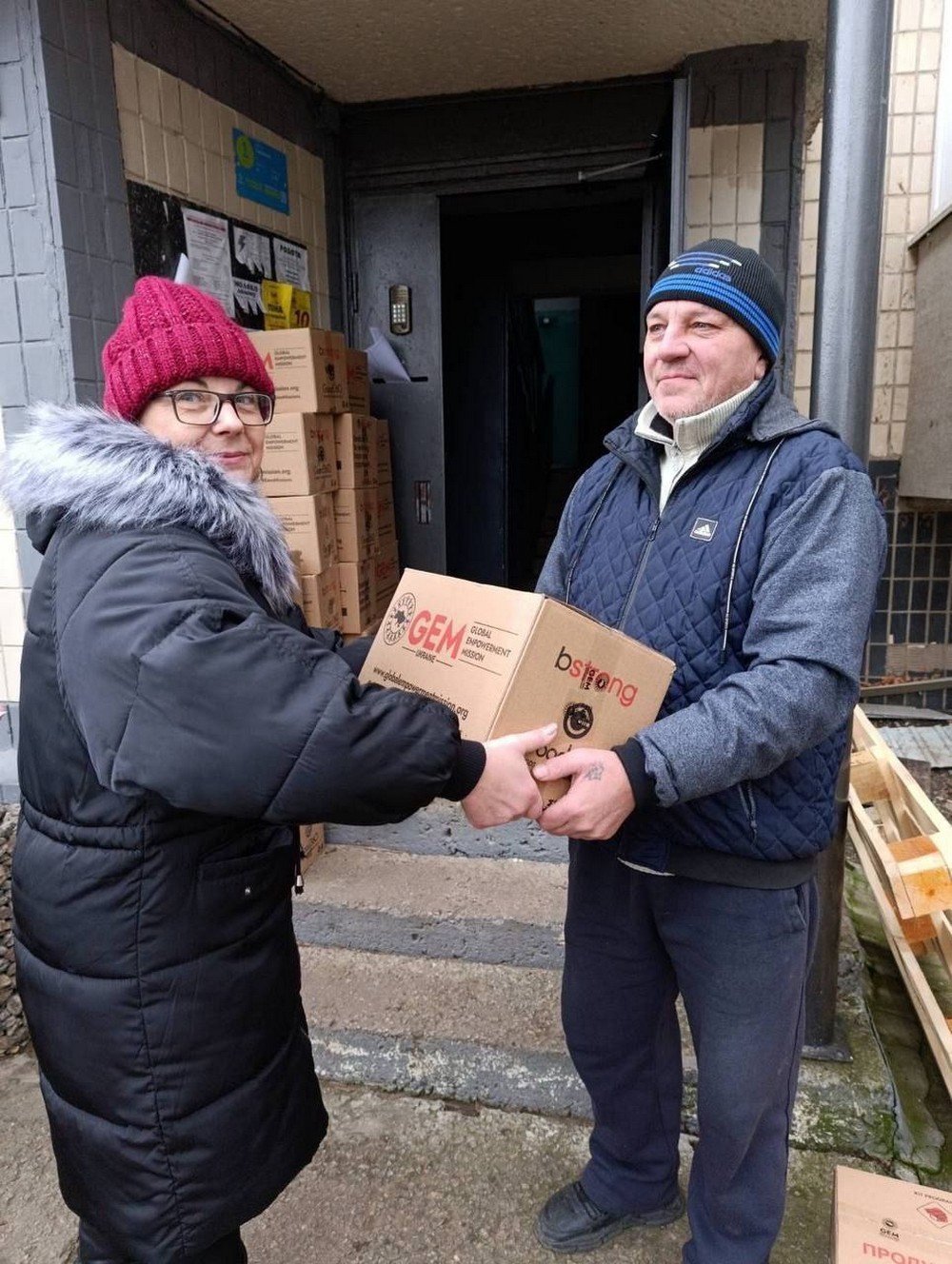 Готуючи підсумкові матеріали в кінці року, поспілкувалися з начальником Нікопольської РВА Іваном Базилюком і отримали відповіді на декілька питань. Зокрема, скільки загиблих і поранених у Нікопольському районі за рік та за весь час обстрілів? Яка кількість руйнувань? Чи збільшився відтік населення з району останнім часом? Які нові складнощі? Що з гуманітарною допомогою?