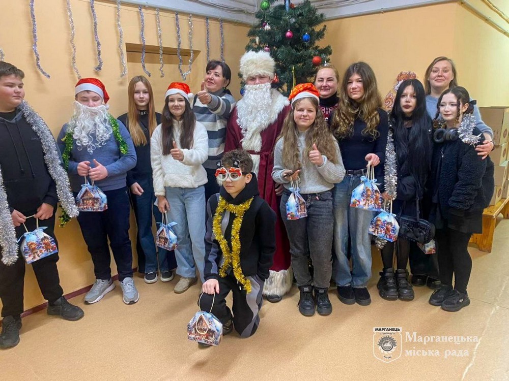 У Марганці триває видача новорічних подарунків дітям: як отримати (фото) У Марганці триває видача новорічних подарунків дітям: як отримати (фото)