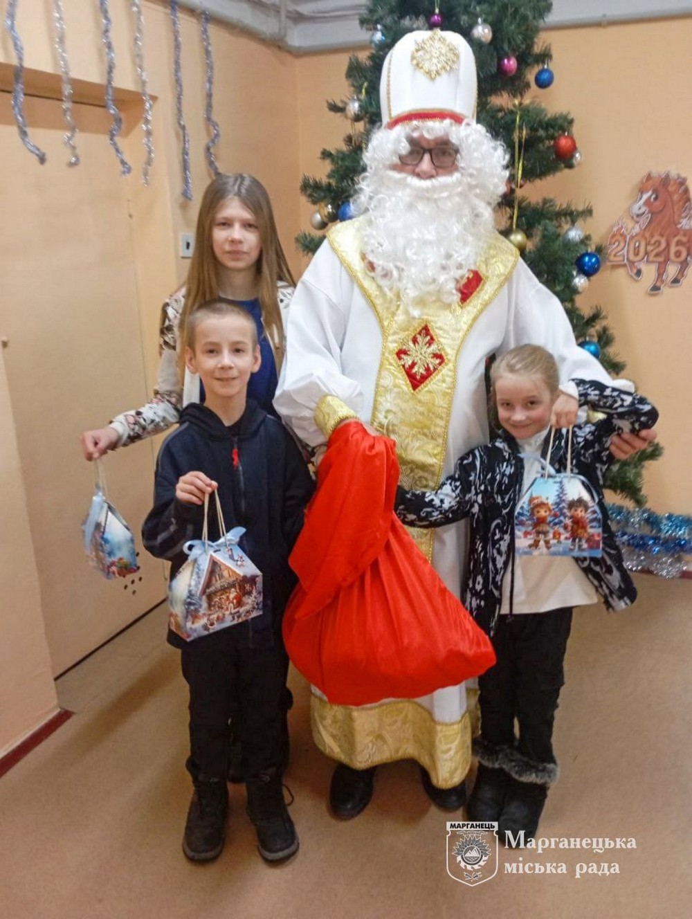 У Марганці триває видача новорічних подарунків дітям: як отримати (фото) У Марганці триває видача новорічних подарунків дітям: як отримати (фото)
