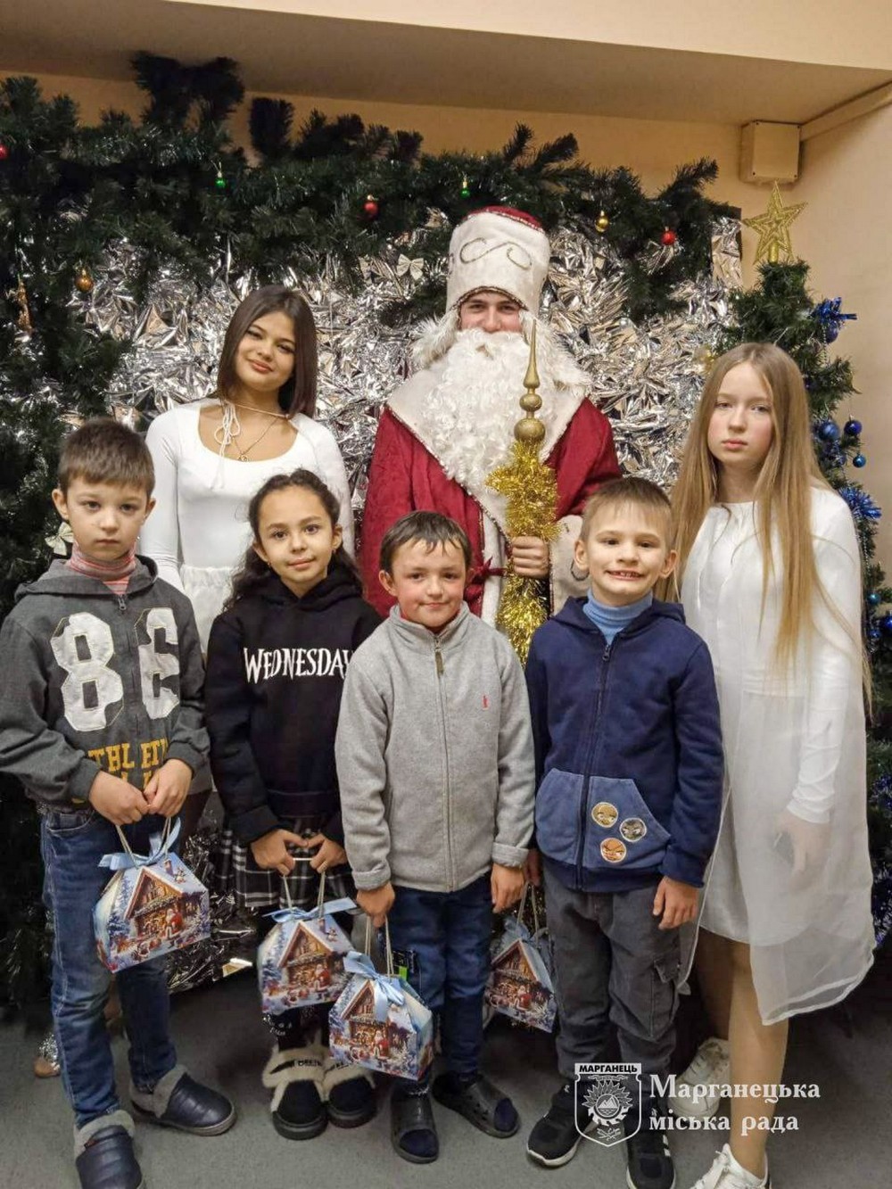 У Марганці триває видача новорічних подарунків дітям: як отримати (фото) У Марганці триває видача новорічних подарунків дітям: як отримати (фото)