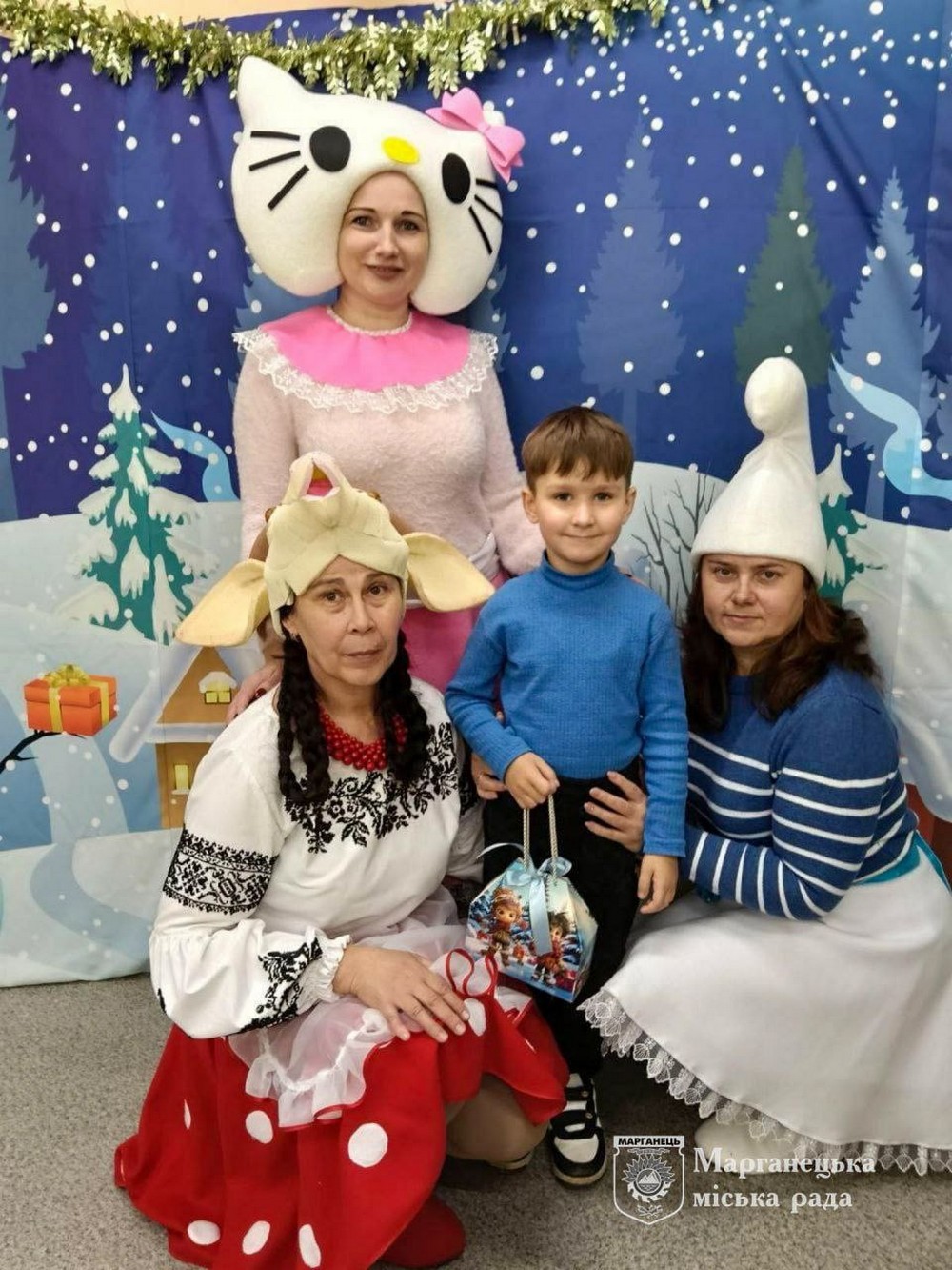 У Марганці триває видача новорічних подарунків дітям: як отримати (фото) У Марганці триває видача новорічних подарунків дітям: як отримати (фото)