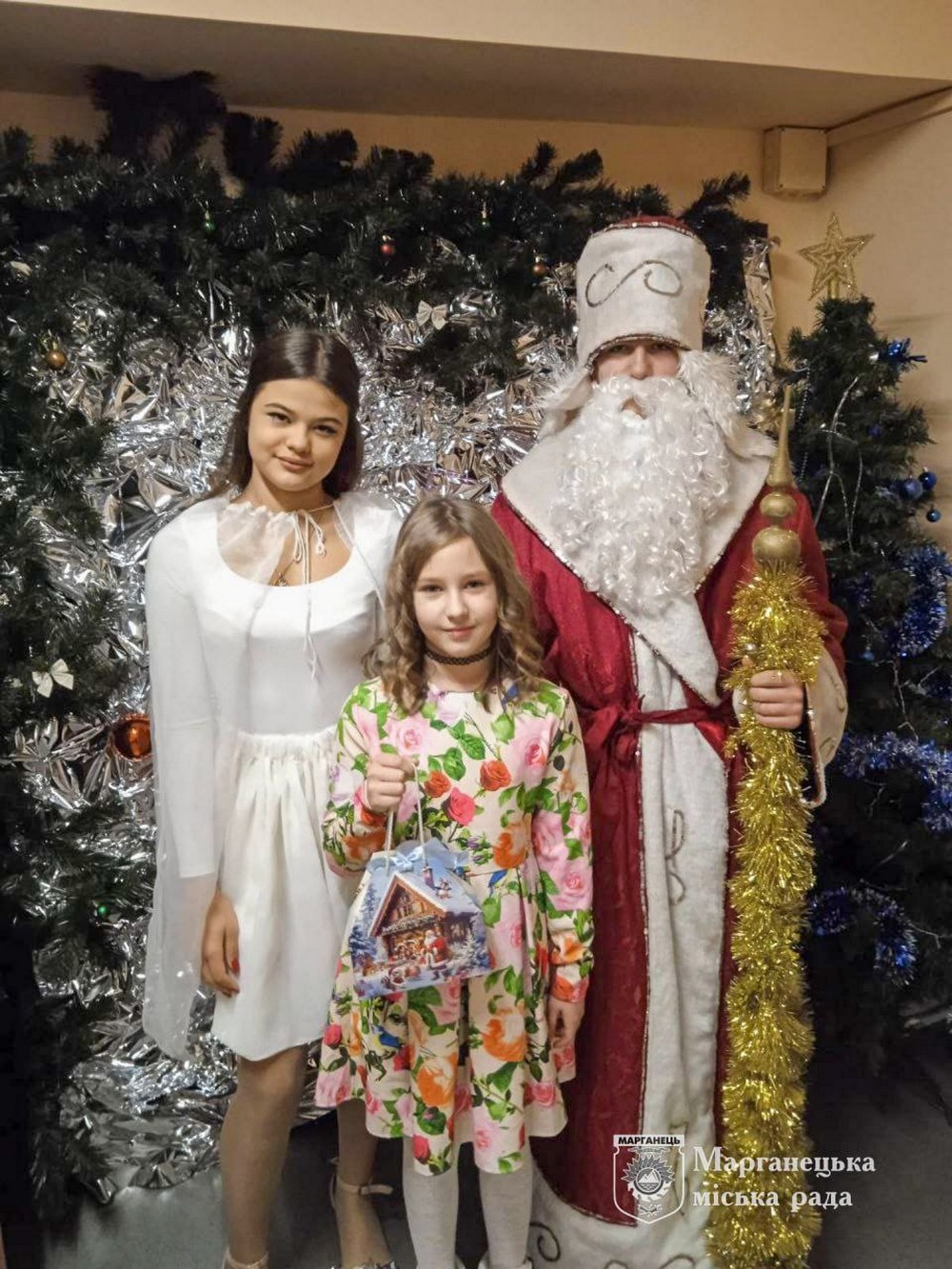 У Марганці триває видача новорічних подарунків дітям: як отримати (фото) У Марганці триває видача новорічних подарунків дітям: як отримати (фото)