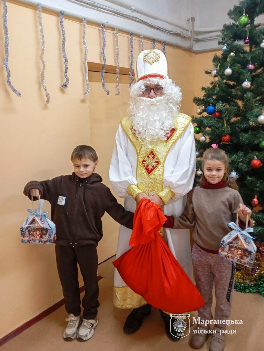 У Марганці триває видача новорічних подарунків дітям: як отримати (фото) У Марганці триває видача новорічних подарунків дітям: як отримати (фото)