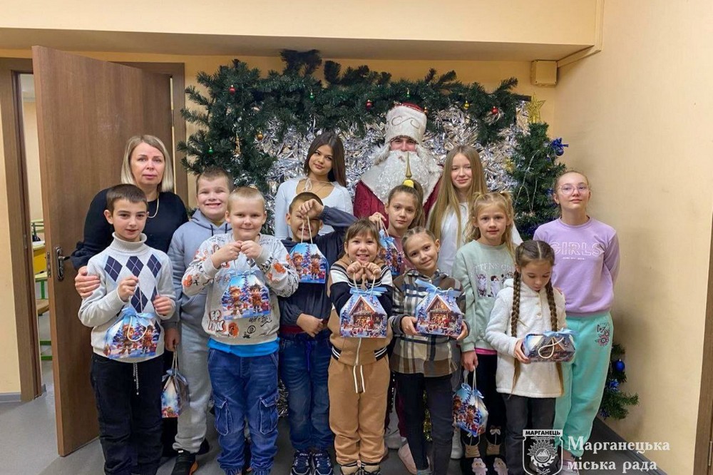 У Марганці триває видача новорічних подарунків дітям: як отримати (фото) У Марганці триває видача новорічних подарунків дітям: як отримати (фото)