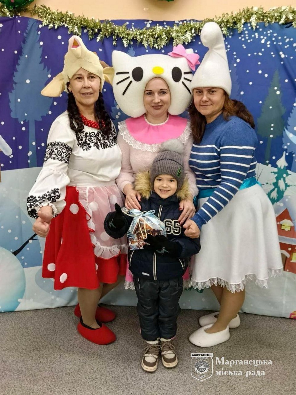 У Марганці триває видача новорічних подарунків дітям: як отримати (фото) У Марганці триває видача новорічних подарунків дітям: як отримати (фото)