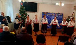 Коли пісня сильніша за війну: сонячні промені добра для літніх марганчан