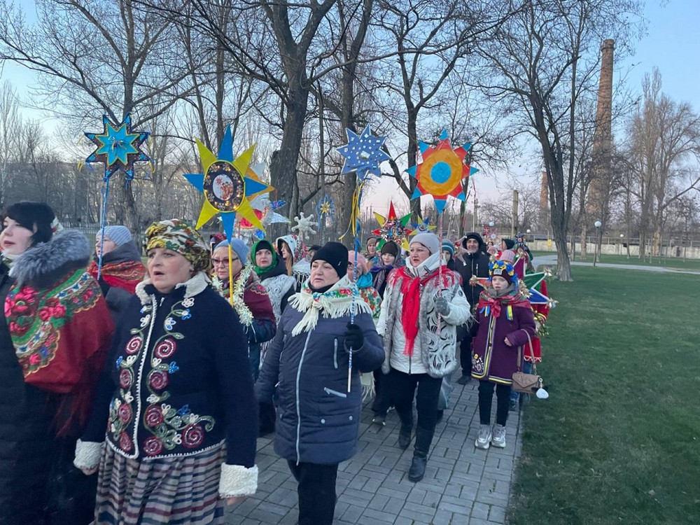 На Різдво у Покрові 25 грудня провели традиційну ходу з унікальними автентичними атрибутами (фото)