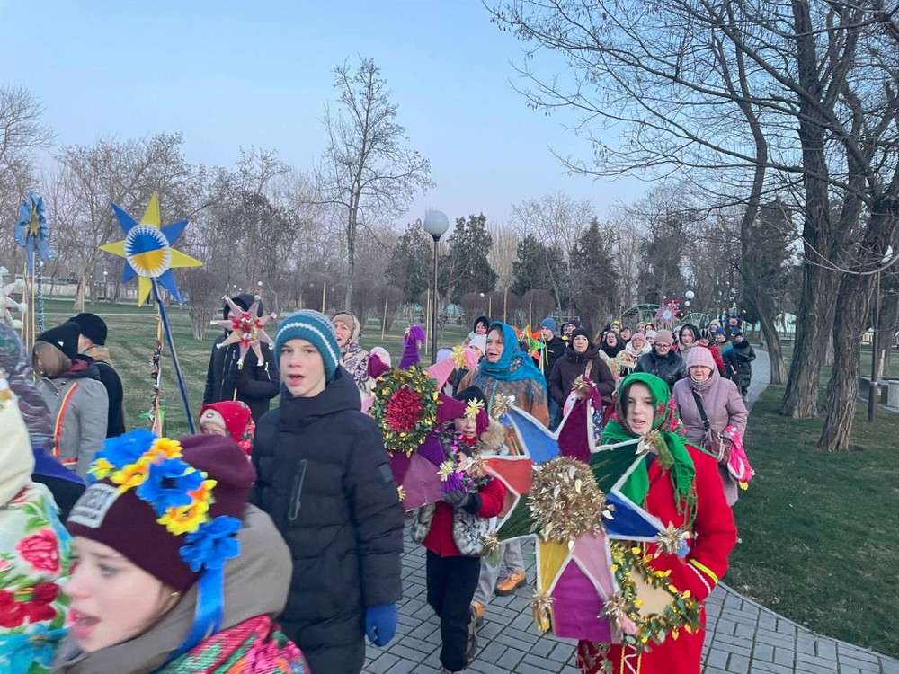 На Різдво у Покрові 25 грудня провели традиційну ходу з унікальними автентичними атрибутами (фото)