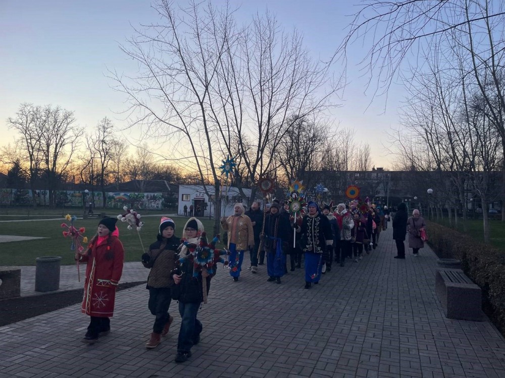 На Різдво у Покрові 25 грудня провели традиційну ходу з унікальними автентичними атрибутами (фото)