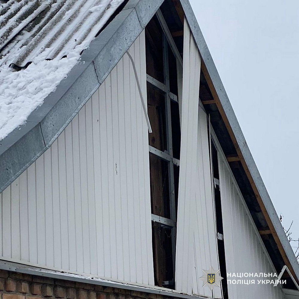 На Нікопольщині побито три підприємства і будинки, на Синельниківщині атаковано транспорт, магазин, багатоповерхівку – поліція