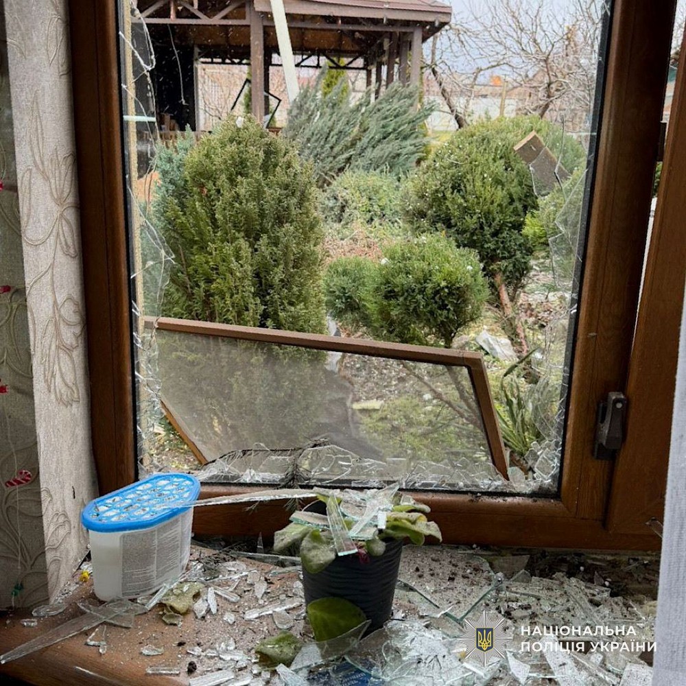 На Нікопольщині побито три підприємства і будинки, на Синельниківщині атаковано транспорт, магазин, багатоповерхівку – поліція