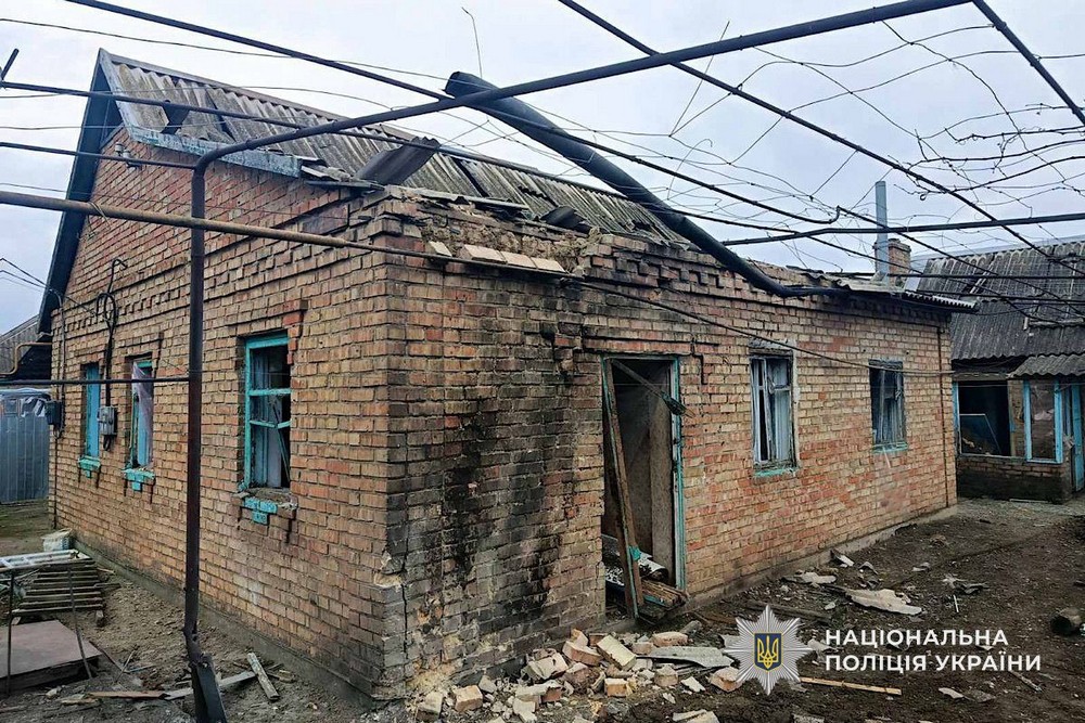 На Нікопольщині побито три підприємства і будинки, на Синельниківщині атаковано транспорт, магазин, багатоповерхівку – поліція