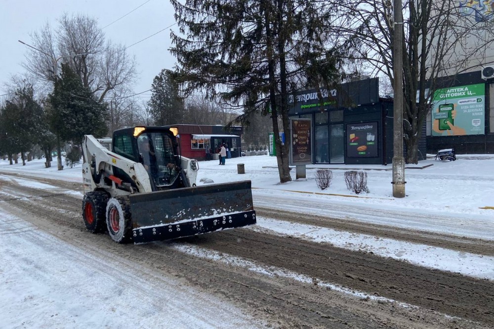 Зима в Покрові додала роботи комунальникам (фото) Зима в Покрові додала роботи комунальникам (фото)