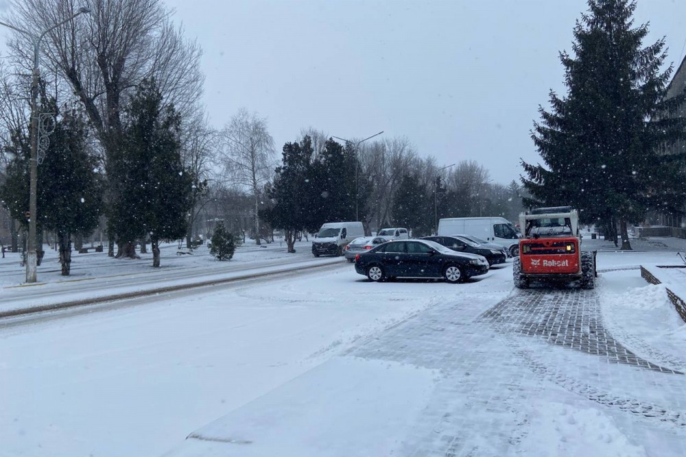 Зима в Покрові додала роботи комунальникам (фото) Зима в Покрові додала роботи комунальникам (фото)