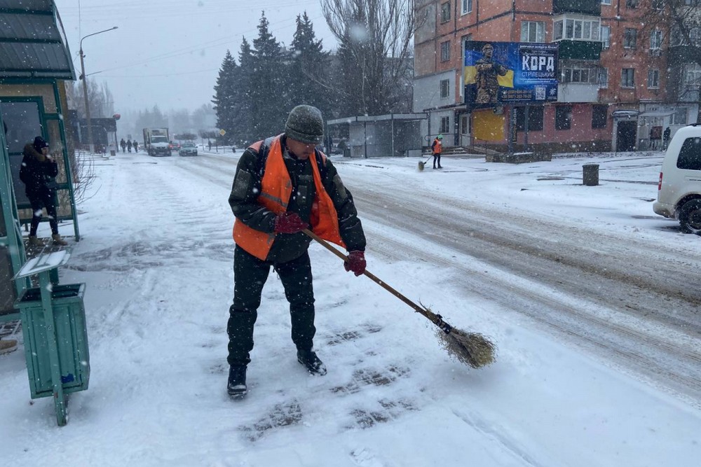 Зима в Покрові додала роботи комунальникам (фото) Зима в Покрові додала роботи комунальникам (фото)