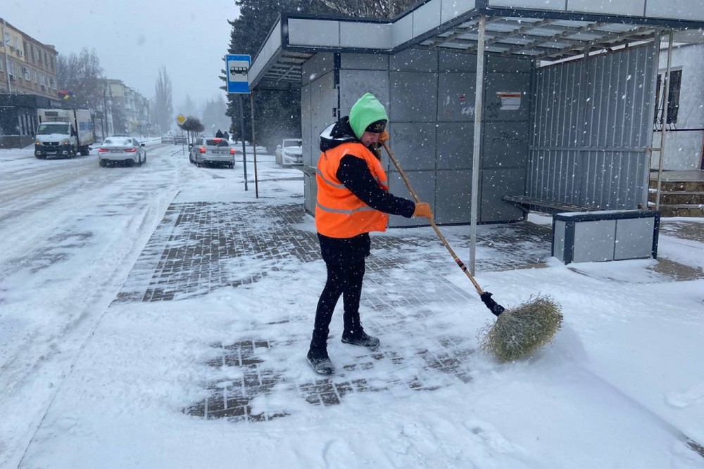 Зима в Покрові додала роботи комунальникам (фото) Зима в Покрові додала роботи комунальникам (фото)