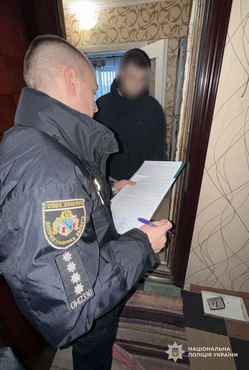 Виявлена мережа фальшивих реабілітаційних центрів на Дніпропетровщині. Рідні платили гроші за допомогу, а в реальності людей тримали наче у тюрмах. Серед в’язнів – семеро дітей.