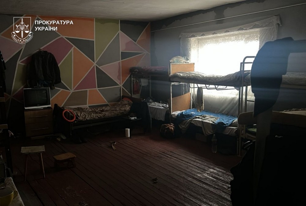 Виявлена мережа фальшивих реабілітаційних центрів на Дніпропетровщині. Рідні платили гроші за допомогу, а в реальності людей тримали наче у тюрмах. Серед в’язнів – семеро дітей.