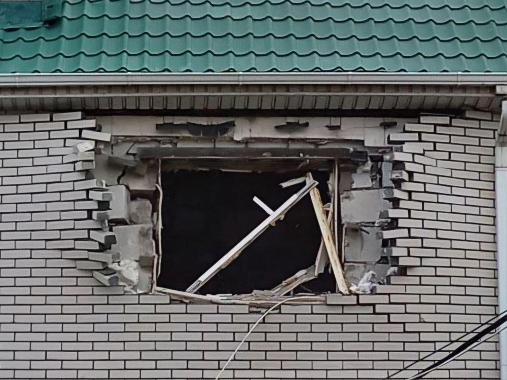 У Нікополі є поранена, побито супермаркет, п’ятиповерхівки, мікроавтобус, також ворог поранив пенсіонерку на Синельниківщині (фото)