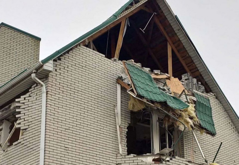 У Нікополі є поранена, побито супермаркет, п’ятиповерхівки, мікроавтобус, також ворог поранив пенсіонерку на Синельниківщині (фото)