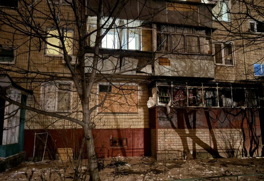 У Нікополі є поранена, побито супермаркет, п’ятиповерхівки, мікроавтобус, також ворог поранив пенсіонерку на Синельниківщині (фото)