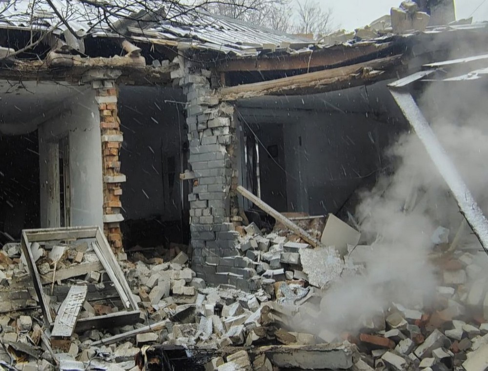 У Нікополі є поранена, побито супермаркет, п’ятиповерхівки, мікроавтобус, також ворог поранив пенсіонерку на Синельниківщині (фото)