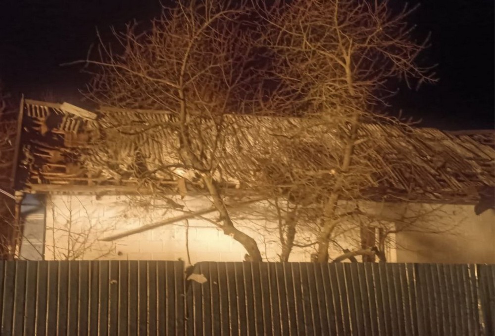 У Нікополі є поранена, побито супермаркет, п’ятиповерхівки, мікроавтобус, також ворог поранив пенсіонерку на Синельниківщині (фото)