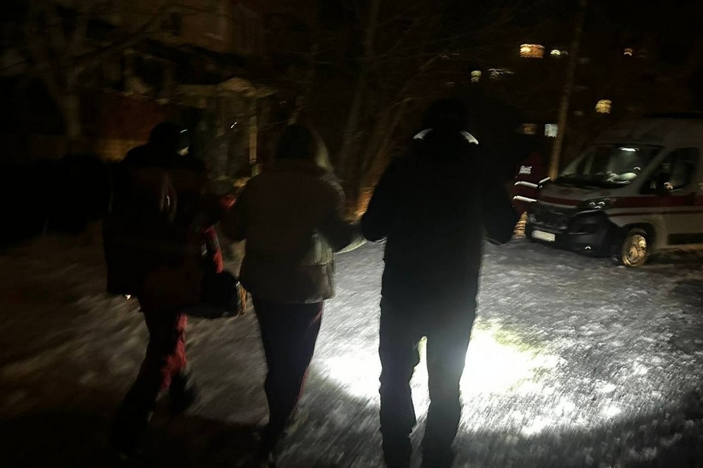 У Нікополі є поранена, побито супермаркет, п’ятиповерхівки, мікроавтобус, також ворог поранив пенсіонерку на Синельниківщині (фото)