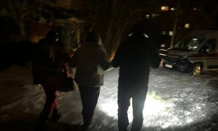 У Нікополі є поранена, побито супермаркет, п’ятиповерхівки, мікроавтобус, також ворог поранив пенсіонерку на Синельниківщині (фото)