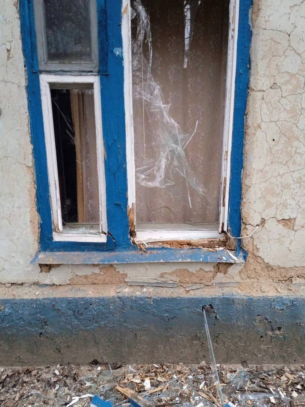 У Нікополі є поранена, побито супермаркет, п’ятиповерхівки, мікроавтобус, також ворог поранив пенсіонерку на Синельниківщині (фото)