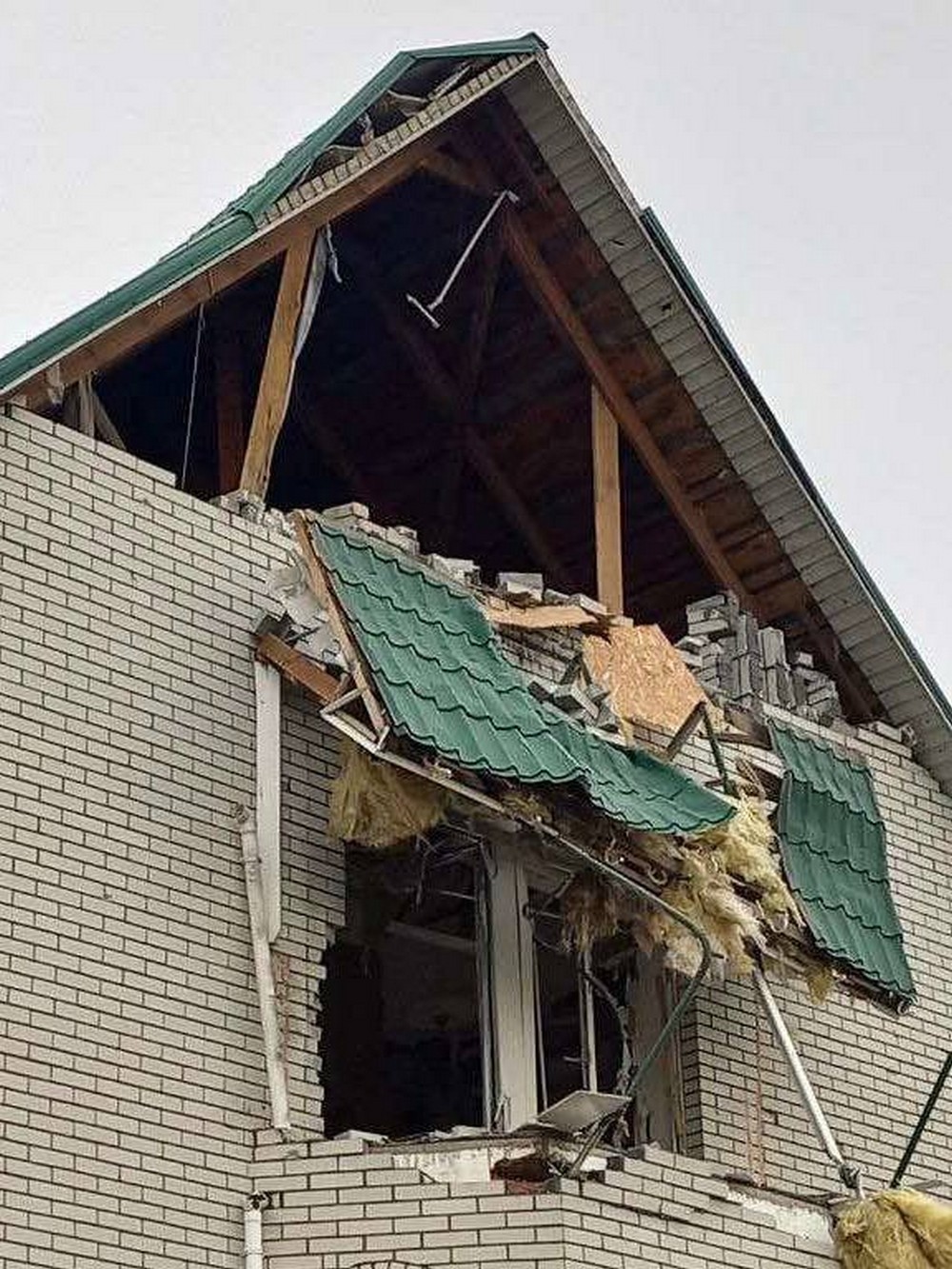 У Нікополі є поранена, побито супермаркет, п’ятиповерхівки, мікроавтобус, також ворог поранив пенсіонерку на Синельниківщині (фото)