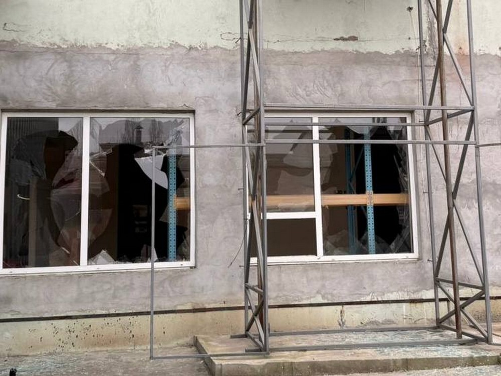 У Нікополі є поранена, побито супермаркет, п’ятиповерхівки, мікроавтобус, також ворог поранив пенсіонерку на Синельниківщині (фото)