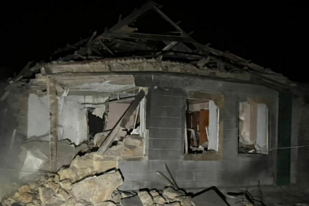 Ворог атакував Нікополь – понівечено адмінбудівлю, скинув КАБ на Покровську громаду на Синельниківщині