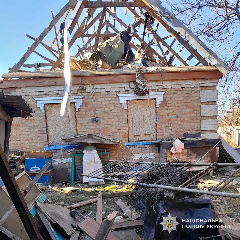 У Нікополі ворог цілив по навчальному закладу і багатоповерхівкам – поранив жінку, на Синельниківщині постраждала пенсіонерка (фото)
