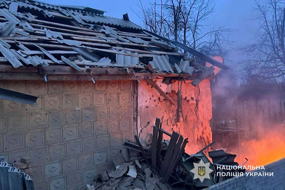 У Нікополі ворог цілив по навчальному закладу і багатоповерхівкам – поранив жінку, на Синельниківщині постраждала пенсіонерка (фото)