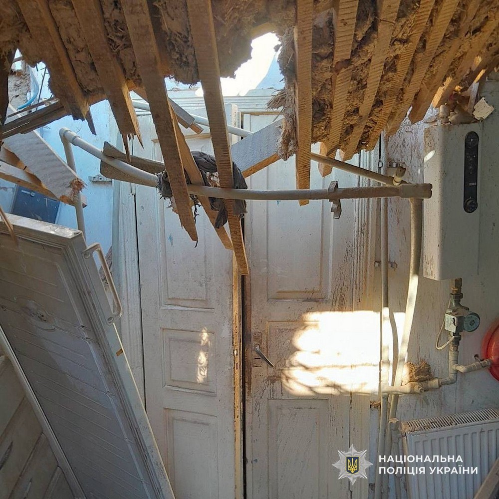 У Нікополі ворог цілив по навчальному закладу і багатоповерхівкам – поранив жінку, на Синельниківщині постраждала пенсіонерка (фото)