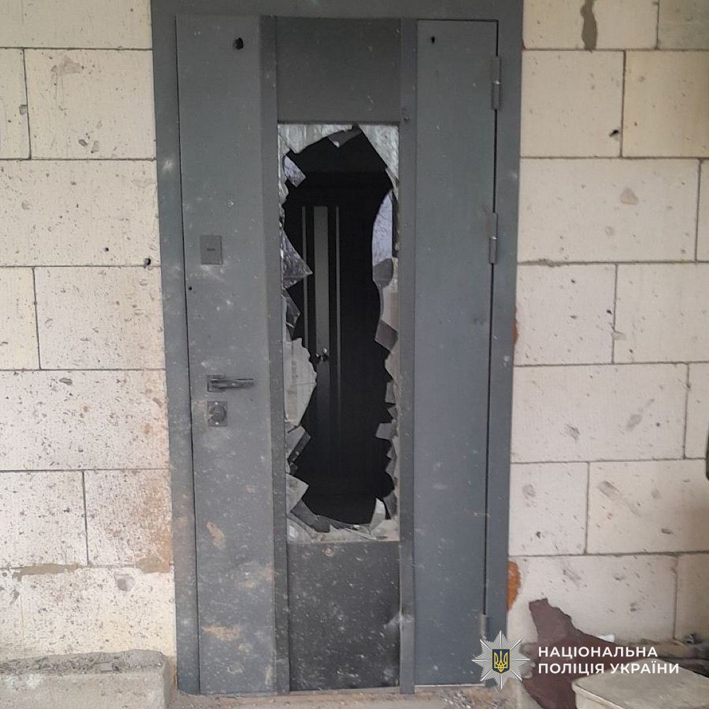 У Нікополі ворог цілив по навчальному закладу і багатоповерхівкам – поранив жінку, на Синельниківщині постраждала пенсіонерка (фото)