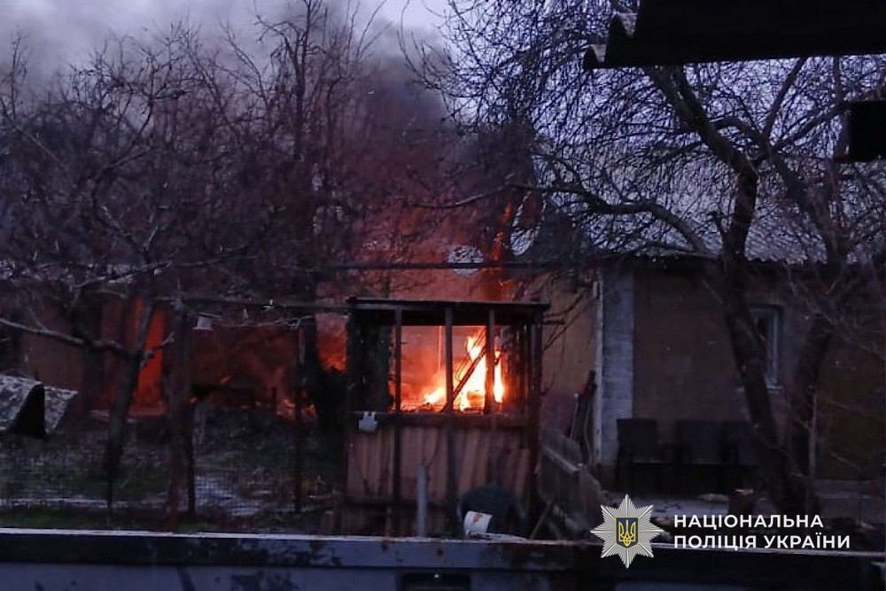 У Нікополі ворог цілив по навчальному закладу і багатоповерхівкам – поранив жінку, на Синельниківщині постраждала пенсіонерка (фото)