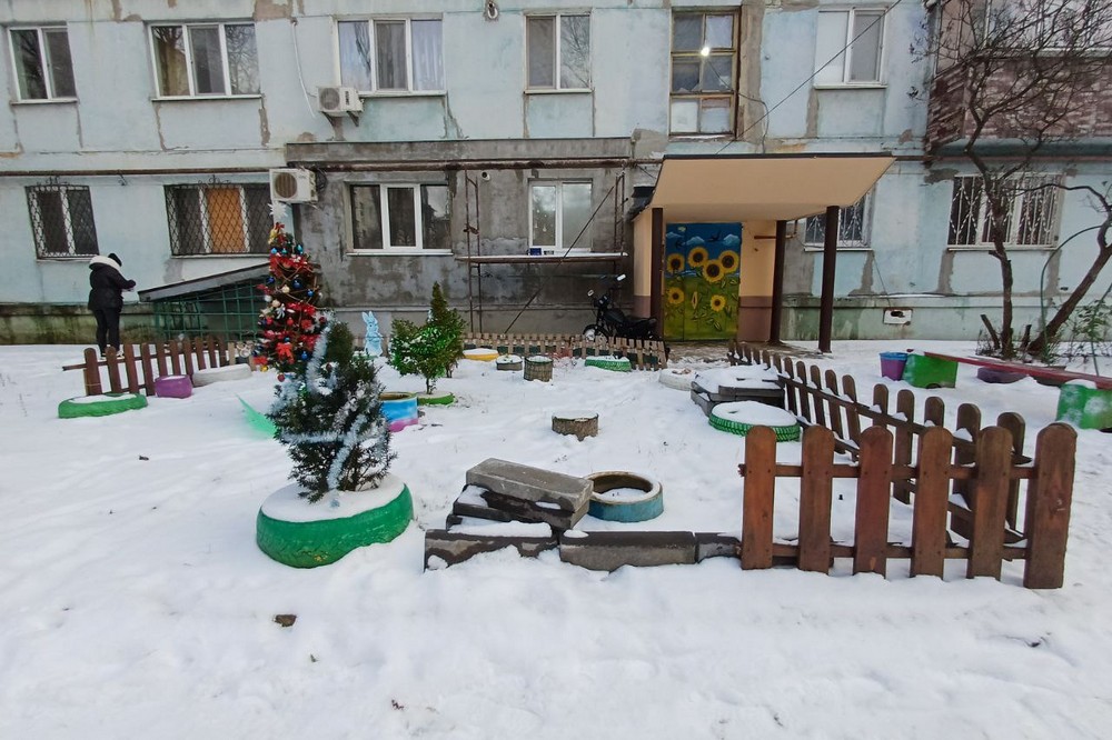 «У нас тут особливі дітки живуть – це для них»: у дворі прифронтового Нікополя прикрасили ялинки до Нового року
